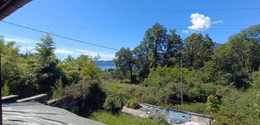 Foto Villetta vista lago immersa nel verde.