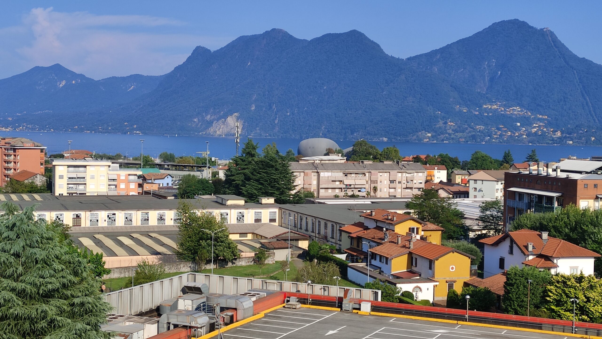 Quadrilocale con vista lago e box. Ultimo piano