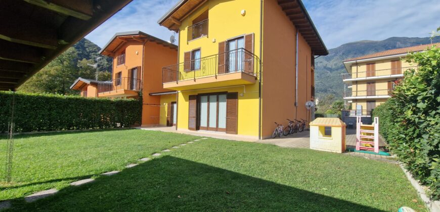 Foto Villa a schiera di testa di recente costruzione