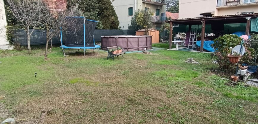 Foto Trilocale con box e ampio giardino, Intra