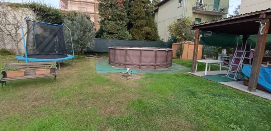 Foto Trilocale con box e ampio giardino, Intra