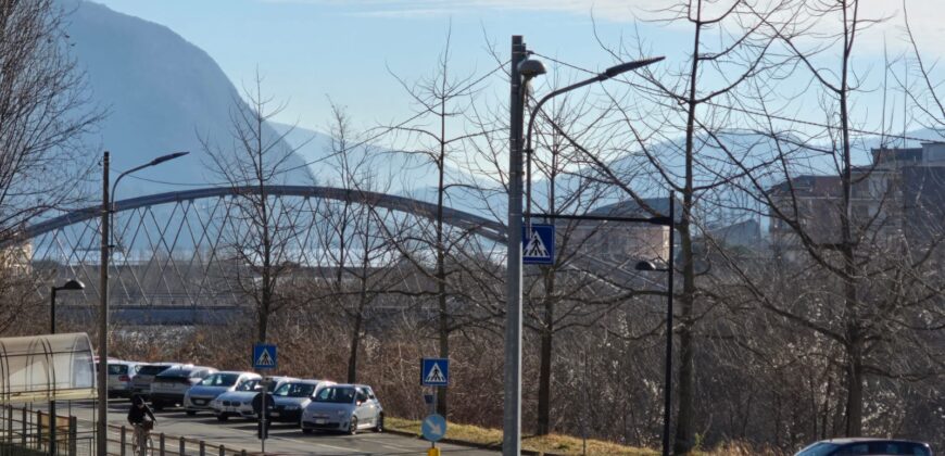 Foto Bilocale con terrazzo coperto e posto auto, Intra