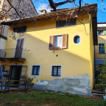 Casa semindipendente con giardino e posti auto, Intra centro