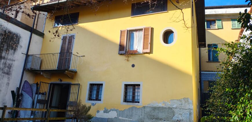 Foto Casa semindipendente con giardino e posti auto, Intra centro