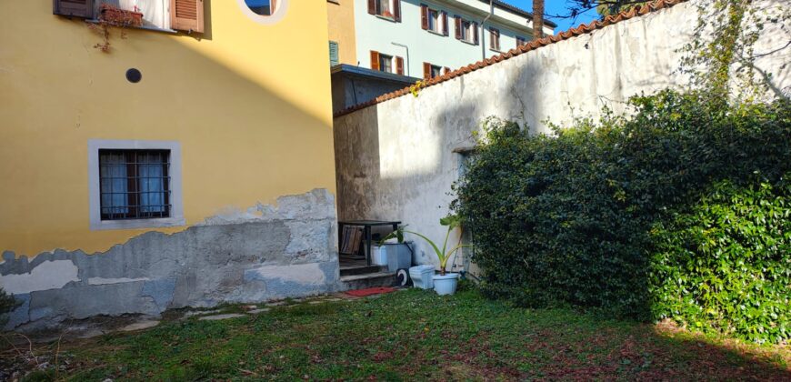 Foto Casa semindipendente con giardino e posti auto, Intra centro