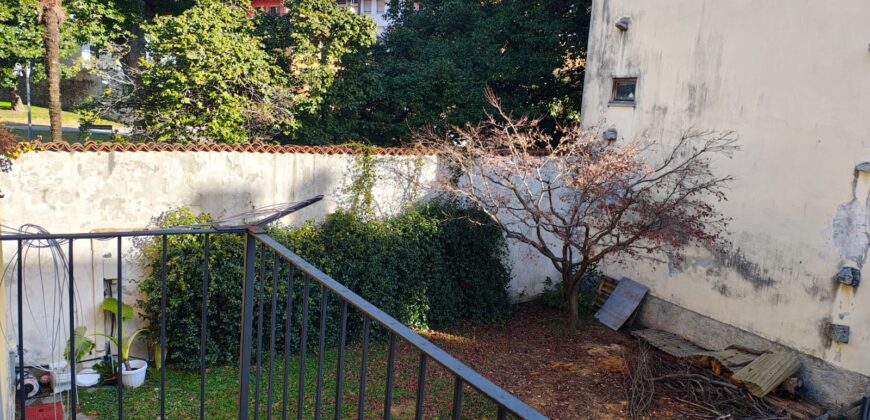 Foto Casa semindipendente con giardino e posti auto, Intra centro