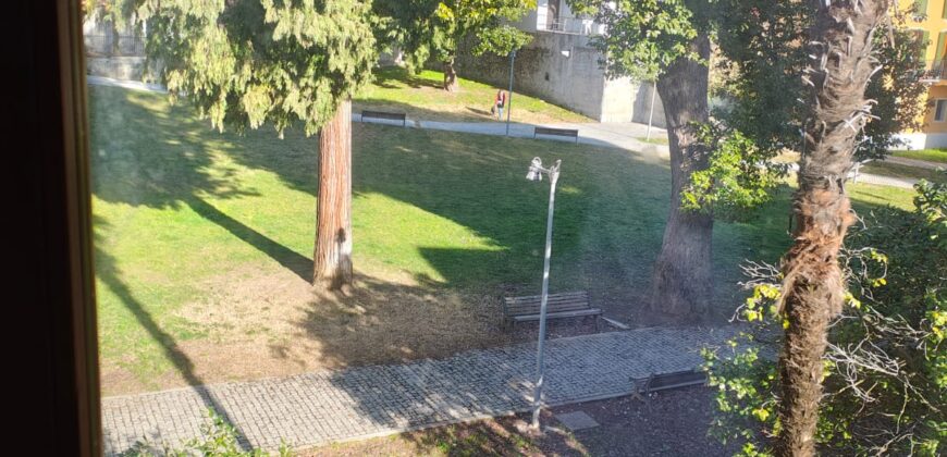 Foto Casa semindipendente con giardino e posti auto, Intra centro