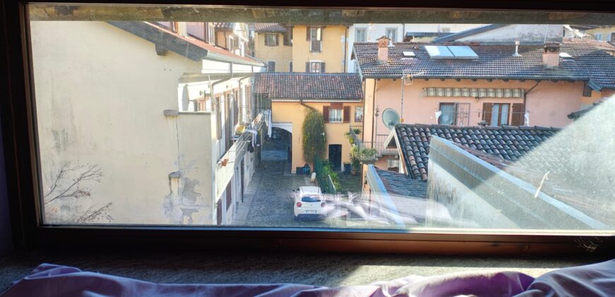 Foto Casa semindipendente con giardino e posti auto, Intra centro