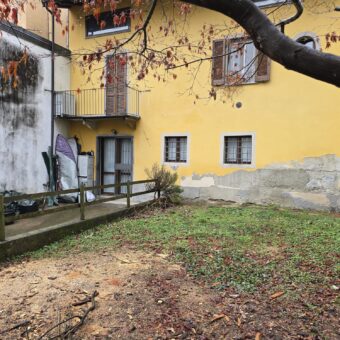 Casa semindipendente con giardino e posti auto, Intra centro