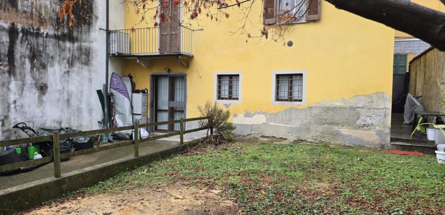 Foto Casa semindipendente con giardino e posti auto, Intra centro