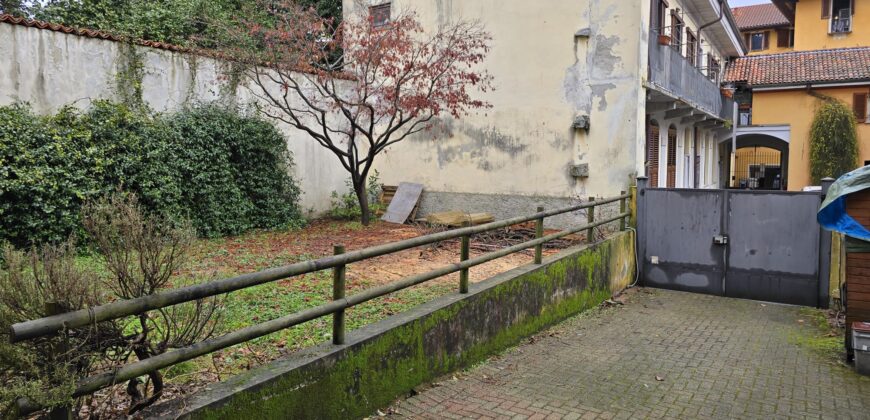 Foto Casa semindipendente con giardino e posti auto, Intra centro