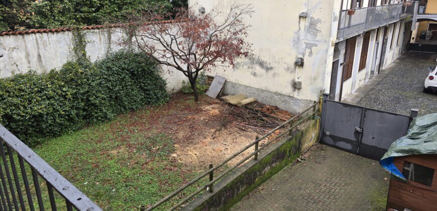 Foto Casa semindipendente con giardino e posti auto, Intra centro