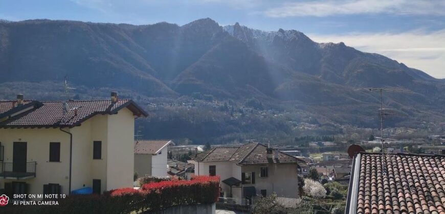 Foto Villa a schiera di testa con ampio terrazzo