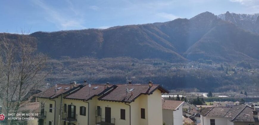 Foto Villa a schiera di testa con ampio terrazzo