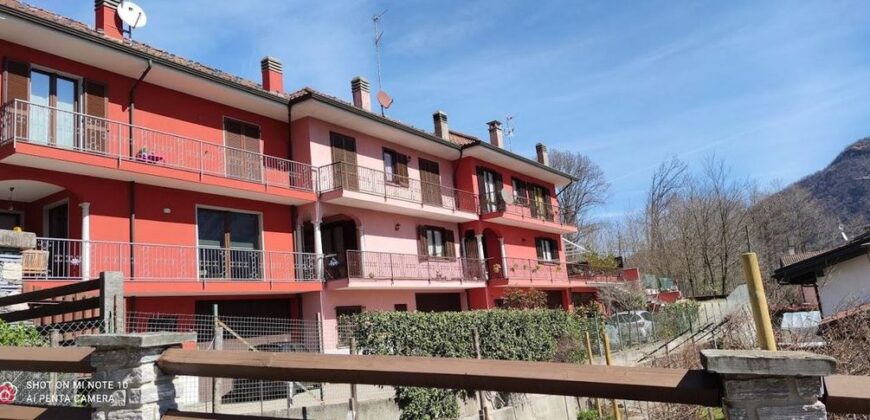 Foto Villa a schiera di testa con ampio terrazzo