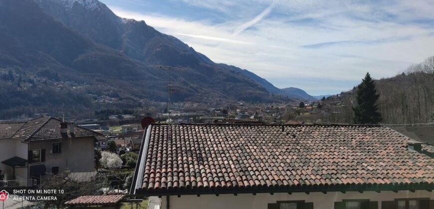 Foto Villa a schiera di testa con ampio terrazzo