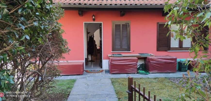 Foto Villa a schiera di testa con ampio terrazzo