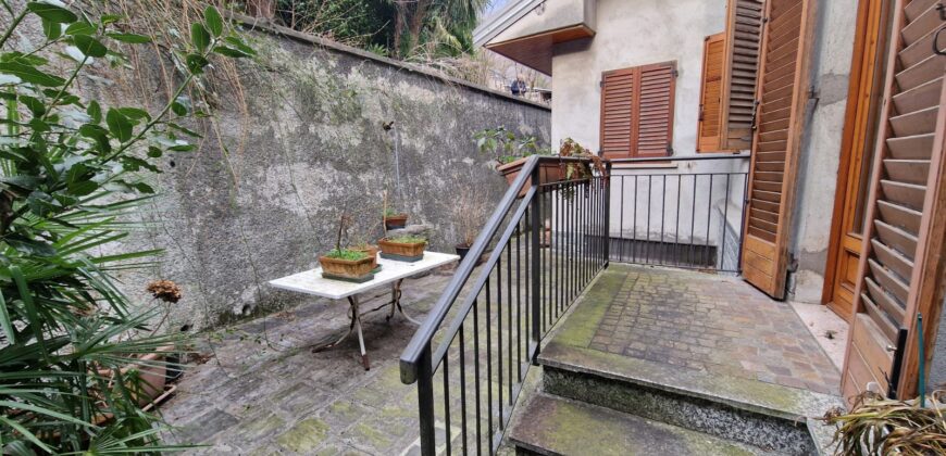 Foto Ampia casa con cortile, giardino e box auto