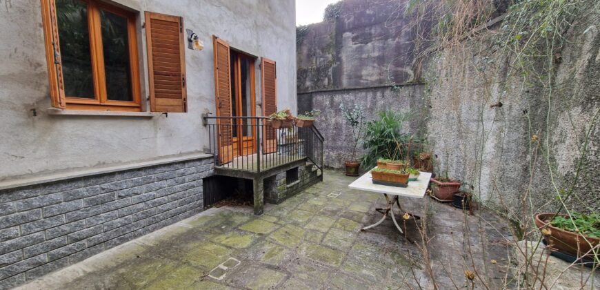 Foto Ampia casa con cortile, giardino e box auto