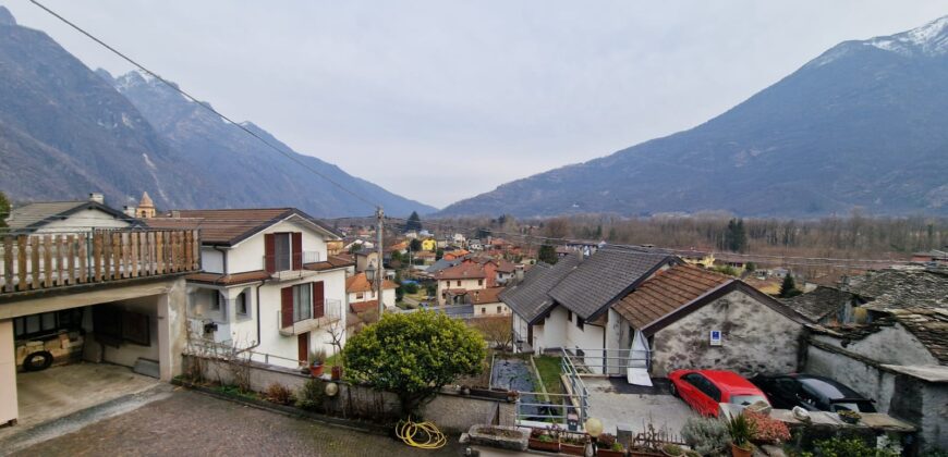 Foto Ampia casa con cortile, giardino e box auto