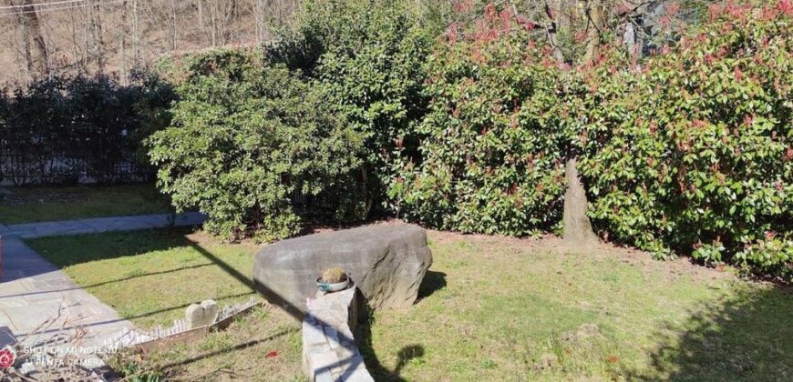 Foto Villa a schiera di testa con ampio terrazzo