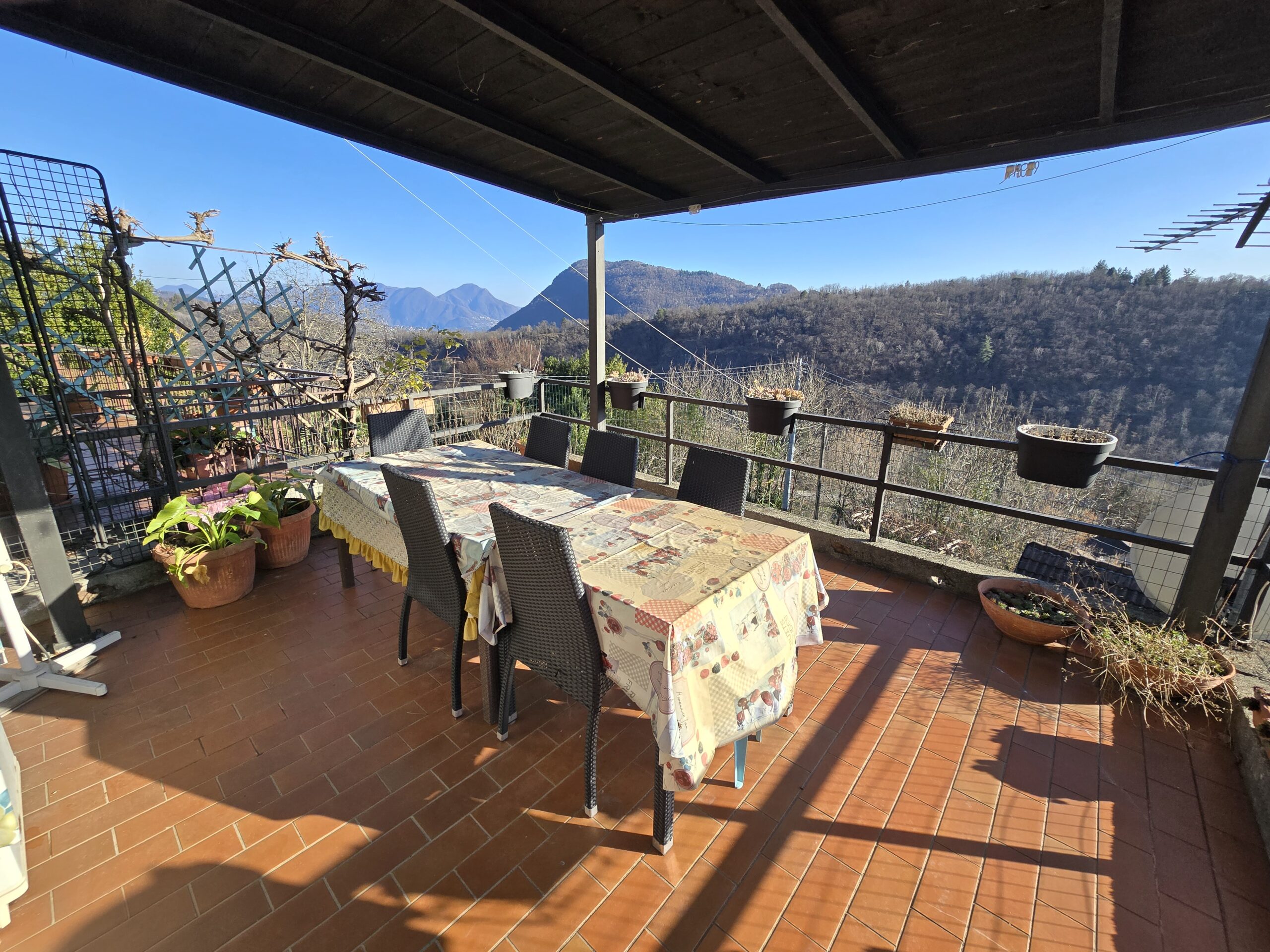 Cossogno, casa con giardino e terrazzo